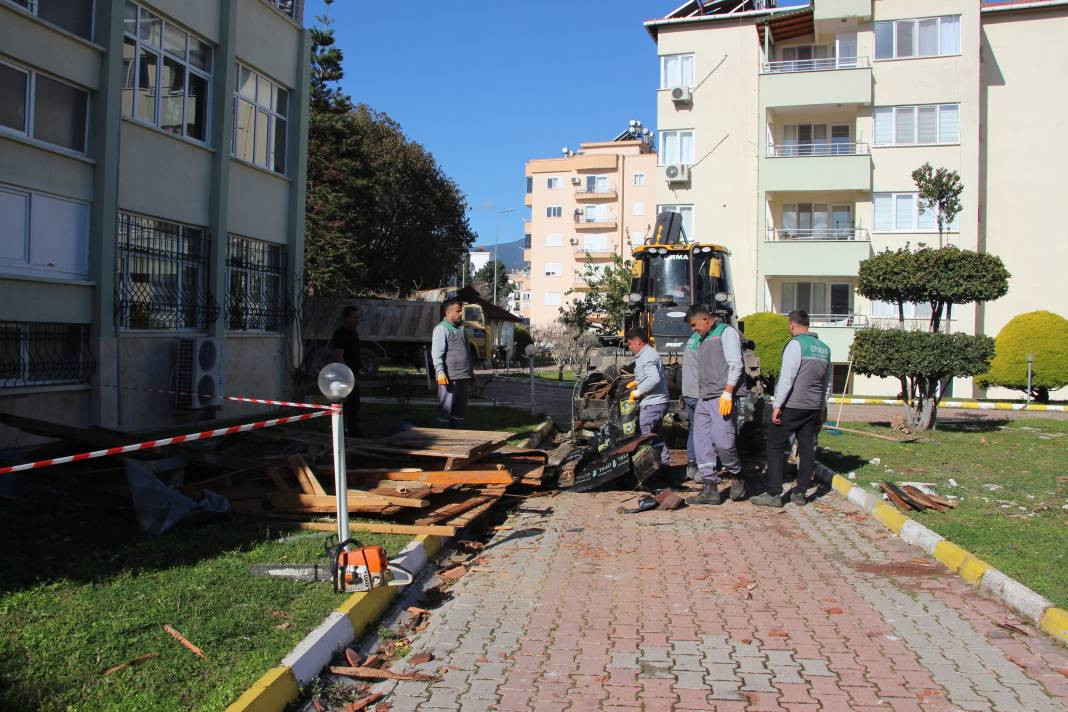 Seralar hayalet gibi uçtu! Pencereden bakan Antalyalılar gözlerine inanamadı - Resim: 24